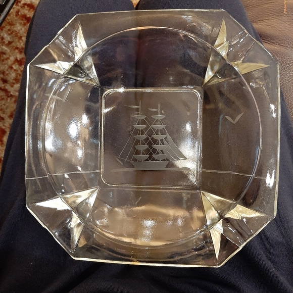 Vintage etched glass ashtray - Picture 9 of 11